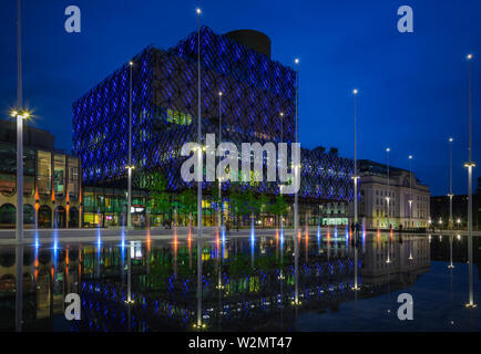 Birmingham Neue Bibliothek spiegelt sich im Wasser in Centenary Square, Birmingham, Großbritannien Stockfoto