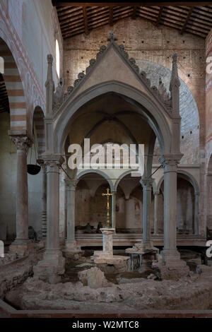 San Piero a Grado bei Pisa, Basilika aus dem 10. Jahrhundert, Innenraum, Ziborium über dem legendären Altar des heiligen Petrus, Ausgrabung eines Artikel Stockfoto