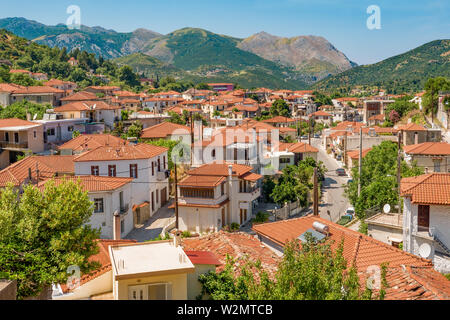 Mountain Village. Stadtbild von Griechenland an einem sonnigen Tag. Reisen Konzept. Die roten Dächer der Stadt Hintergrund. Kymi, Griechenland. Euböa die Insel Euböa, Griechenland Stockfoto