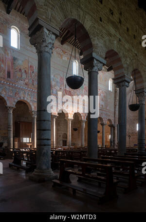 San Piero a Grado bei Pisa, Basilika aus dem 10. Jahrhundert, Innenraum, Blick aus dem südlichen Seitenschiff in die Nordwand mit Fresken, Petrus-un Stockfoto