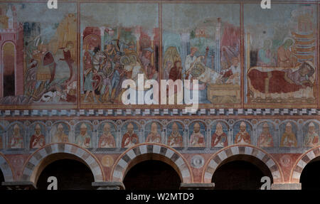 San Piero a Grado bei Pisa, Basilika aus dem 10. Jahrhundert, Innenraum, Nordwand, mit Fresken, Petrus- und Paulus-Zyklus Stockfoto