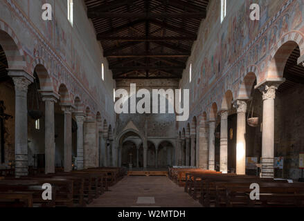 San Piero a Grado bei Pisa, Basilika aus dem 10. Jahrhundert, Innenraum, Blick nach Westen mit legendären Ziborium über dem Altar des heiligen Petrus Stockfoto