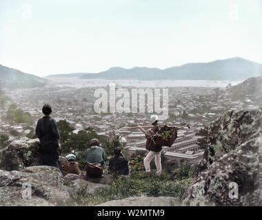 [1890s Japan - Blick auf Nagasaki] - Landwirte schauen Sie über Nagasaki. 19 Vintage albumen Foto. Stockfoto