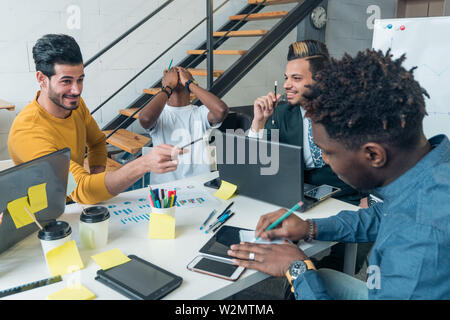 Studenten Ökonomen die Investition-Projekts zu besprechen. Junge Kerle Lachen unter sich Stockfoto