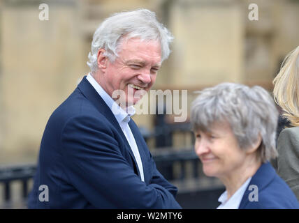 David Davis MP (Con: Haltemprice und Howden) im Gespräch mit Dr. Ruth Lea CBE (chefvolkswirt) außerhalb des Parlaments Stockfoto