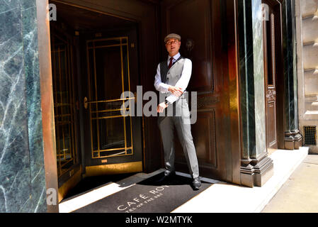 London, England, UK. Der Portier im Cafe Royal, Regent Street. Stockfoto