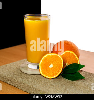 Glas mit Orangensaft dekoriert Früchte auf Stein auf weißem Hintergrund, Konzept der gesunden Ernährung Stockfoto