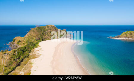 Breiten weißen Sandstrand Nacpan Strand. El Nido, Palawan, Philippinen. Meereslandschaft mit tropischen Strand und Inseln. Sommer und Reisen Urlaub Begriff Stockfoto