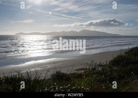 Kapiti Island, von paekakariki Beach, Queen Elizabeth Park, North Island, Neuseeland Stockfoto