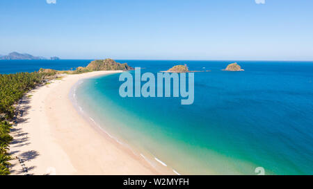 Breite tropischen Strand mit weißem Sand und kleinen Inseln, Ansicht von oben. Nacpan Strand El Nido, Palawan. Marine bei klarem Wetter, Ansicht von oben. Stockfoto