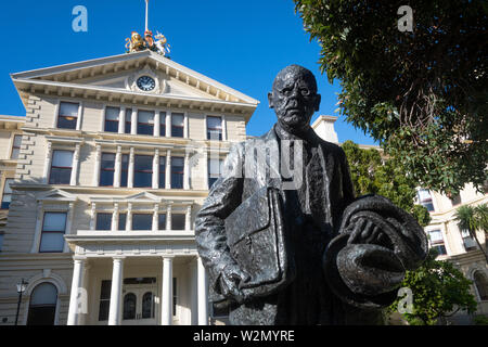 Statue von Peter Fraser, Ministerpräsident 1940-49, außerhalb der ehemaligen Regierungsgebäude, Wellington, Nordinsel, Neuseeland Stockfoto