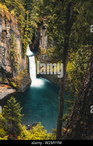 Toketee Falls sind in Oregon, Vereinigte Staaten von Amerika. Stockfoto