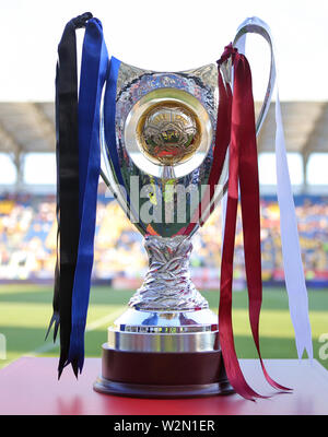 Ploiesti, Rumänien - Juli 6, 2019: Details mit der Rumänischen Supercup (supercupa Romaniei) Trophäe, vor dem abschließenden Spiel zwischen CFR Cluj und Viitorul Stockfoto