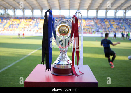 Ploiesti, Rumänien - Juli 6, 2019: Details mit der Rumänischen Supercup (supercupa Romaniei) Trophäe, vor dem abschließenden Spiel zwischen CFR Cluj und Viitorul Stockfoto