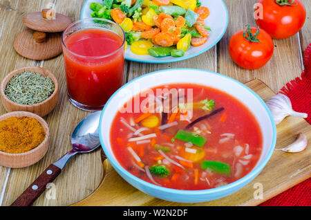 Satz von Gemüsegerichten auf hölzernen Tisch Stockfoto