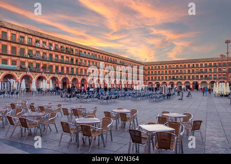 Cordoba, Spanien - 29. Dezember 2018: Die berühmten Plaza de la Corredera aus dem Jahr 1683 in der Dämmerung in Cordoba, Spanien Stockfoto