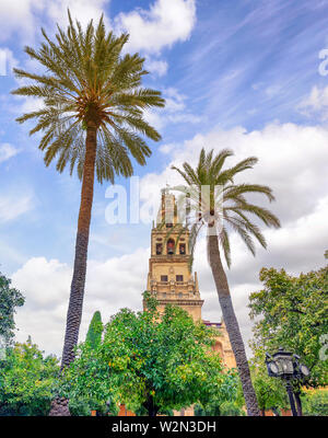 Glockenturm der Moschee - die Kathedrale von Cordoba. Original muslimisches Minarett diese Struktur spielt eine wichtige Rolle für das Bild und das Profil von Córdoba, ein gespielt Stockfoto