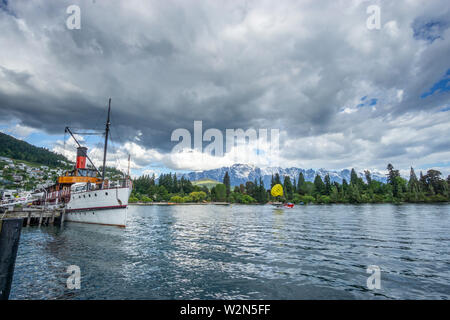 Dampf schiff SS Earnslaw auf Steamer Wharf, Lake Wakatipu auf bewölkten Tag, Queenstown Neuseeland Stockfoto