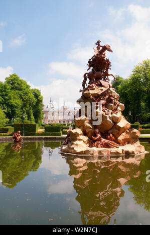 La Fama Brunnen und dem Königlichen Palast entfernt. La Granja de San Ildefonso, Segovia Provinz, Spanien. Stockfoto