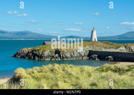 Twr Bach Leuchtturm auf llanddwyn Island und die Berge von Wales über das Meer Stockfoto