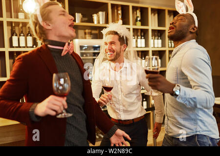 Freunde feiern urkomisch und getrunken, Junggesellenabschied in einer Bar Stockfoto