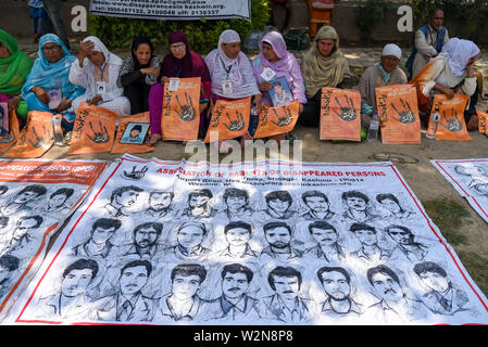 Die Familienangehörigen der Verschwundenen Personen halten Plakate hoch, während einer Demonstration in Srinagar. Vereinigung der Eltern der verschwundenen Personen (APDP) begrüßt den jüngsten Bericht über die Menschenrechte aus dem Amt des Hohen Kommissars der Vereinten Nationen für Menschenrechte (OHCHR) über die Lage der Menschenrechte im Kaschmir-tal am 08. Juli 2019 veröffentlicht. Der Bericht bezieht sich auf die Verletzung der Menschenrechte in Kaschmir von Mai 2018 bis April 2019. Die ohchr Bericht hob die grobe Verletzung der Menschenrechte durch den militärischen Apparat von Indien in Kaschmir, einschließlich das Verschwindenlassen, Ungesetzliche Tötungen von Stockfoto