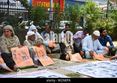 Die Familienangehörigen der Verschwundenen Personen halten Plakate hoch, während einer Demonstration in Srinagar. Vereinigung der Eltern der verschwundenen Personen (APDP) begrüßt den jüngsten Bericht über die Menschenrechte aus dem Amt des Hohen Kommissars der Vereinten Nationen für Menschenrechte (OHCHR) über die Lage der Menschenrechte im Kaschmir-tal am 08. Juli 2019 veröffentlicht. Der Bericht bezieht sich auf die Verletzung der Menschenrechte in Kaschmir von Mai 2018 bis April 2019. Die ohchr Bericht hob die grobe Verletzung der Menschenrechte durch den militärischen Apparat von Indien in Kaschmir, einschließlich das Verschwindenlassen, Ungesetzliche Tötungen von Stockfoto