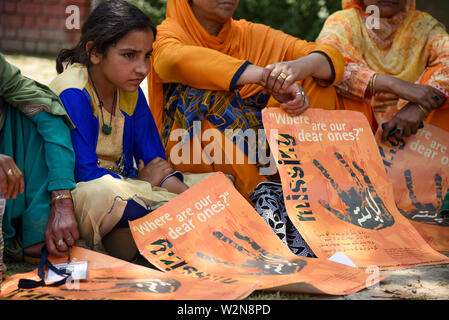 Die Familienangehörigen der Verschwundenen Personen halten Plakate hoch, während einer Demonstration in Srinagar. Vereinigung der Eltern der verschwundenen Personen (APDP) begrüßt den jüngsten Bericht über die Menschenrechte aus dem Amt des Hohen Kommissars der Vereinten Nationen für Menschenrechte (OHCHR) über die Lage der Menschenrechte im Kaschmir-tal am 08. Juli 2019 veröffentlicht. Der Bericht bezieht sich auf die Verletzung der Menschenrechte in Kaschmir von Mai 2018 bis April 2019. Die ohchr Bericht hob die grobe Verletzung der Menschenrechte durch den militärischen Apparat von Indien in Kaschmir, einschließlich das Verschwindenlassen, Ungesetzliche Tötungen von Stockfoto