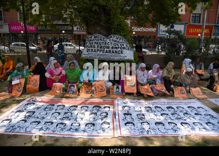 Die Familienangehörigen der Verschwundenen Personen halten Plakate hoch, während einer Demonstration in Srinagar. Vereinigung der Eltern der verschwundenen Personen (APDP) begrüßt den jüngsten Bericht über die Menschenrechte aus dem Amt des Hohen Kommissars der Vereinten Nationen für Menschenrechte (OHCHR) über die Lage der Menschenrechte im Kaschmir-tal am 08. Juli 2019 veröffentlicht. Der Bericht bezieht sich auf die Verletzung der Menschenrechte in Kaschmir von Mai 2018 bis April 2019. Die ohchr Bericht hob die grobe Verletzung der Menschenrechte durch den militärischen Apparat von Indien in Kaschmir, einschließlich das Verschwindenlassen, Ungesetzliche Tötungen von Stockfoto