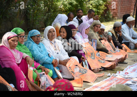Die Familienangehörigen der Verschwundenen Personen halten Plakate hoch, während einer Demonstration in Srinagar. Vereinigung der Eltern der verschwundenen Personen (APDP) begrüßt den jüngsten Bericht über die Menschenrechte aus dem Amt des Hohen Kommissars der Vereinten Nationen für Menschenrechte (OHCHR) über die Lage der Menschenrechte im Kaschmir-tal am 08. Juli 2019 veröffentlicht. Der Bericht bezieht sich auf die Verletzung der Menschenrechte in Kaschmir von Mai 2018 bis April 2019. Die ohchr Bericht hob die grobe Verletzung der Menschenrechte durch den militärischen Apparat von Indien in Kaschmir, einschließlich das Verschwindenlassen, Ungesetzliche Tötungen von Stockfoto