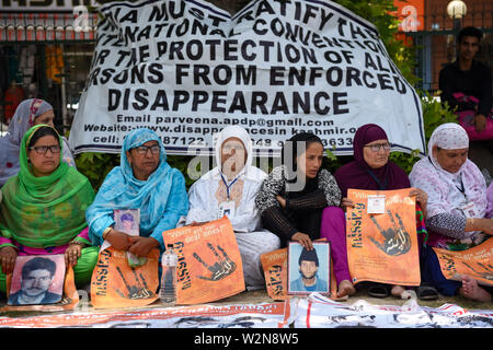 Die Familienangehörigen der Verschwundenen Personen halten Plakate hoch, während einer Demonstration in Srinagar. Vereinigung der Eltern der verschwundenen Personen (APDP) begrüßt den jüngsten Bericht über die Menschenrechte aus dem Amt des Hohen Kommissars der Vereinten Nationen für Menschenrechte (OHCHR) über die Lage der Menschenrechte im Kaschmir-tal am 08. Juli 2019 veröffentlicht. Der Bericht bezieht sich auf die Verletzung der Menschenrechte in Kaschmir von Mai 2018 bis April 2019. Die ohchr Bericht hob die grobe Verletzung der Menschenrechte durch den militärischen Apparat von Indien in Kaschmir, einschließlich das Verschwindenlassen, Ungesetzliche Tötungen von Stockfoto