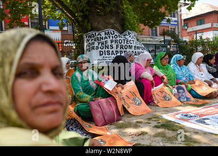 Die Familienangehörigen der Verschwundenen Personen halten Plakate hoch, während einer Demonstration in Srinagar. Vereinigung der Eltern der verschwundenen Personen (APDP) begrüßt den jüngsten Bericht über die Menschenrechte aus dem Amt des Hohen Kommissars der Vereinten Nationen für Menschenrechte (OHCHR) über die Lage der Menschenrechte im Kaschmir-tal am 08. Juli 2019 veröffentlicht. Der Bericht bezieht sich auf die Verletzung der Menschenrechte in Kaschmir von Mai 2018 bis April 2019. Die ohchr Bericht hob die grobe Verletzung der Menschenrechte durch den militärischen Apparat von Indien in Kaschmir, einschließlich das Verschwindenlassen, Ungesetzliche Tötungen von Stockfoto