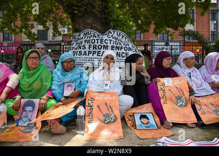 Die Familienangehörigen der Verschwundenen Personen halten Plakate hoch, während einer Demonstration in Srinagar. Vereinigung der Eltern der verschwundenen Personen (APDP) begrüßt den jüngsten Bericht über die Menschenrechte aus dem Amt des Hohen Kommissars der Vereinten Nationen für Menschenrechte (OHCHR) über die Lage der Menschenrechte im Kaschmir-tal am 08. Juli 2019 veröffentlicht. Der Bericht bezieht sich auf die Verletzung der Menschenrechte in Kaschmir von Mai 2018 bis April 2019. Die ohchr Bericht hob die grobe Verletzung der Menschenrechte durch den militärischen Apparat von Indien in Kaschmir, einschließlich das Verschwindenlassen, Ungesetzliche Tötungen von Stockfoto