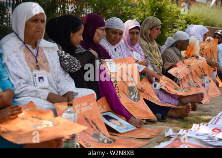 Die Familienangehörigen der Verschwundenen Personen halten Plakate hoch, während einer Demonstration in Srinagar. Vereinigung der Eltern der verschwundenen Personen (APDP) begrüßt den jüngsten Bericht über die Menschenrechte aus dem Amt des Hohen Kommissars der Vereinten Nationen für Menschenrechte (OHCHR) über die Lage der Menschenrechte im Kaschmir-tal am 08. Juli 2019 veröffentlicht. Der Bericht bezieht sich auf die Verletzung der Menschenrechte in Kaschmir von Mai 2018 bis April 2019. Die ohchr Bericht hob die grobe Verletzung der Menschenrechte durch den militärischen Apparat von Indien in Kaschmir, einschließlich das Verschwindenlassen, Ungesetzliche Tötungen von Stockfoto