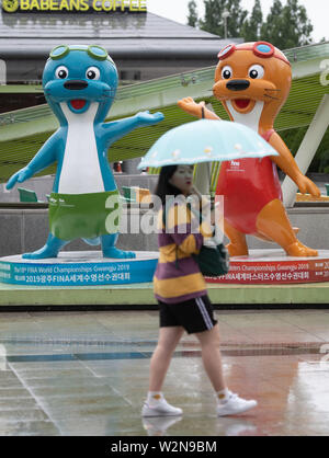 Gwangju, Südkorea. 10. Juli 2019. Das Maskottchen der Schwimm-WM, zwei Fischotter, stehen auf einem Platz bei Regenwetter. Quelle: Bernd Thissen/dpa/Alamy leben Nachrichten Stockfoto