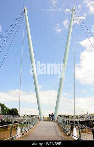 Die Millennium Bridge über den Fluss Lune in Lancaster (2001) für Fußgänger und Radfahrer Stockfoto