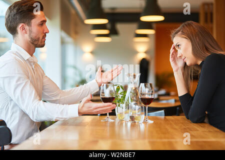 Junges Paar in ein Rendezvous im Restaurant, während Diskutieren und Argumentieren Stockfoto