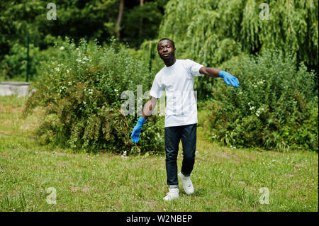 Afrikanische freiwillige Mann im Park. Afrika Freiwilligenarbeit, Nächstenliebe, Menschen und Ökologie Konzept. Stockfoto