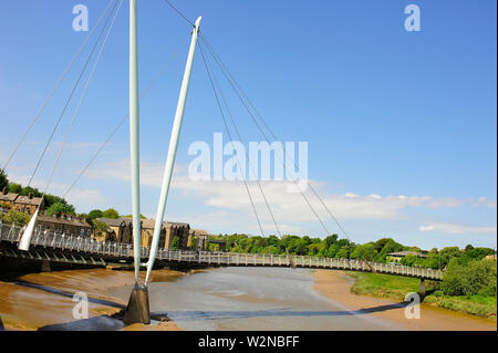 Die Millennium Bridge über den Fluss Lune in Lancaster (2001) für Fußgänger und Radfahrer Stockfoto