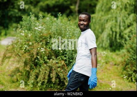 Afrikanische freiwillige Mann im Park. Afrika Freiwilligenarbeit, Nächstenliebe, Menschen und Ökologie Konzept. Stockfoto