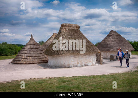 Erholung der Neolithischen strohgedeckten Hütten in Stonehenge Visitor Centre, Airmans Ecke in der Nähe von Amesbury, Wiltshire, England, Juli 2019. Stockfoto