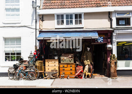 Eine Sammlung von Bric-a-Brac und Antiquitäten auf dem Bürgersteig vor der Alten süßen Werke shop in Chippenham, Wiltshire. Stockfoto