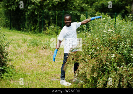 Afrikanische freiwillige Mann im Park. Afrika Freiwilligenarbeit, Nächstenliebe, Menschen und Ökologie Konzept. Stockfoto