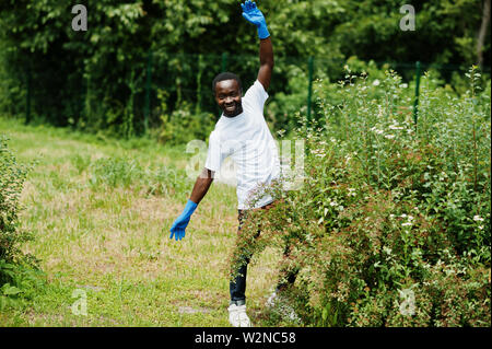 Afrikanische freiwillige Mann im Park. Afrika Freiwilligenarbeit, Nächstenliebe, Menschen und Ökologie Konzept. Stockfoto