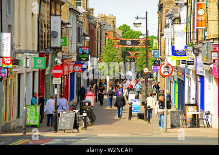 Penny Street mit ihren Geschäften an einem geschäftigen Tag, Lancaster City Centre, VEREINIGTES KÖNIGREICH Stockfoto