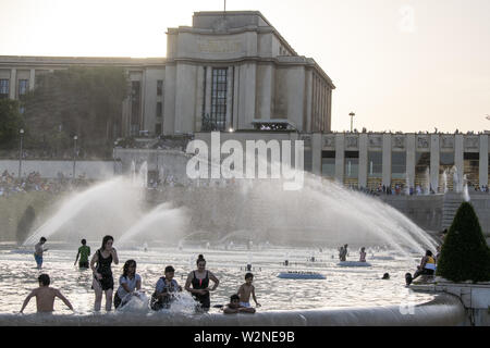 Europa, Frankreich, Paris, 2019-06, Trocadero gardins Eine beliebte touristische Attraktion mit Blick auf den Eiffelturm zeigt Menschen baden im Brunnen in Stockfoto
