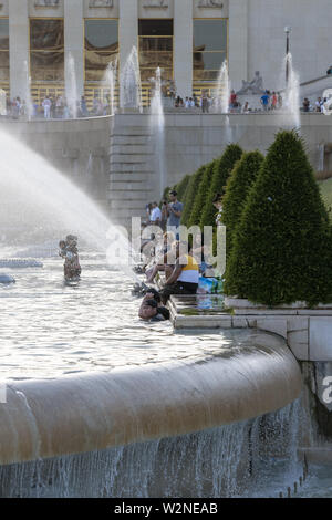Europa, Frankreich, Paris, 2019-06, Trocadero gardins Eine beliebte touristische Attraktion mit Blick auf den Eiffelturm zeigt Menschen baden im Brunnen in Stockfoto
