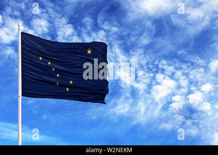 Flagge Alaska auf einem Fahnenmast vor blauem Himmel Stockfoto