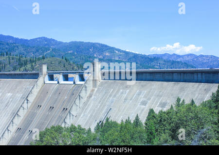 Shasta Damm über Sacramento River, Kalifornien, USA Stockfoto