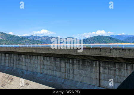 Shasta Damm über Sacramento River, Kalifornien, USA Stockfoto